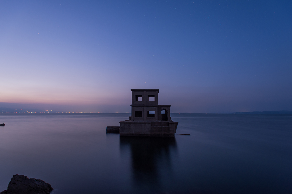 海上の廃墟