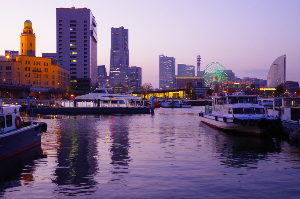 夕暮れの港