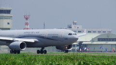 A330 空中給油機と御見送りの旗振り隊員