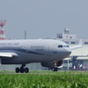 A330 空中給油機と御見送りの旗振り隊員