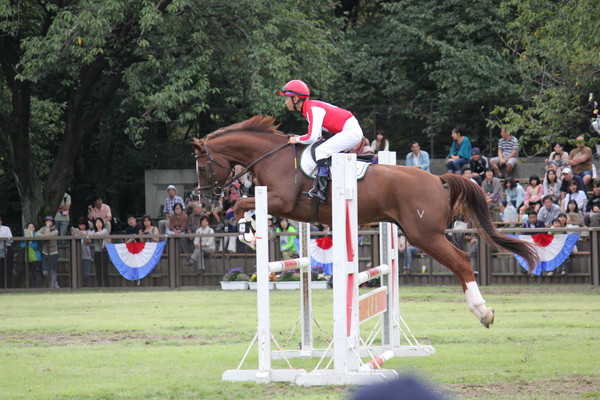 競馬学校の生徒さんによる障害飛越