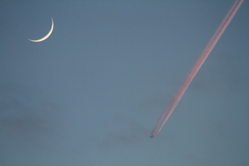 月と夕焼けと飛行機と