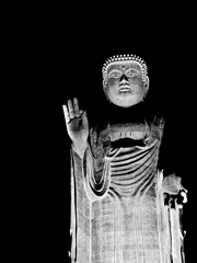 牛久の仏は何を見る