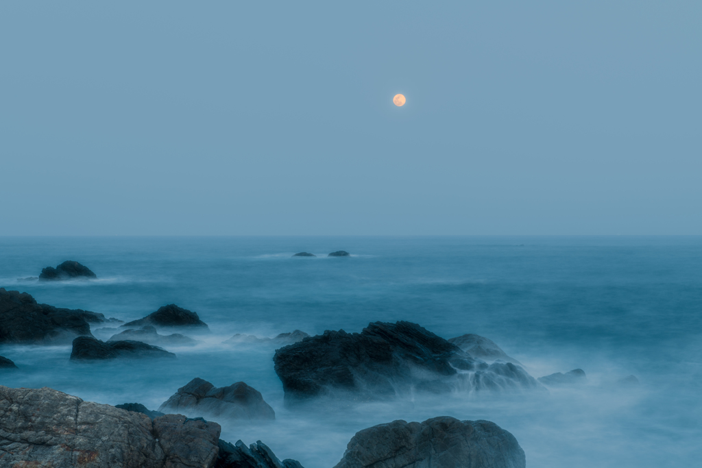 室戸岬と月
