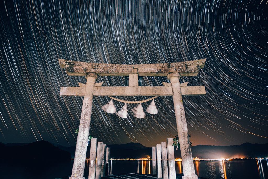 廻る