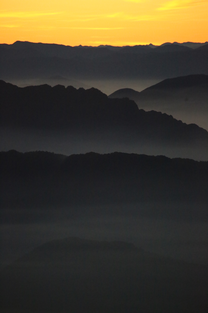 夜明け前の山並み