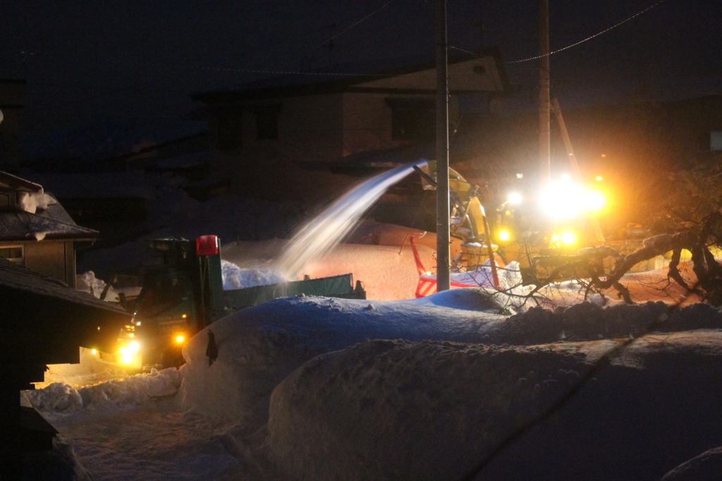 真夜中に働く排雪車