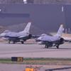 格納庫へ戻る。。アメリカ空軍三沢基地のF-16ファイティングファルコン