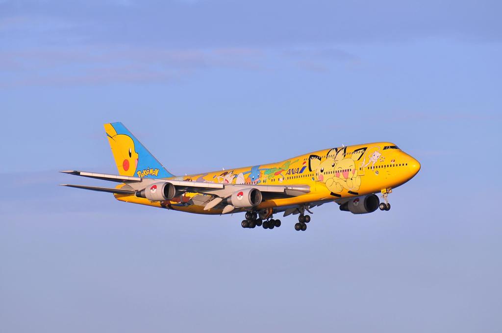 昨年９月で退役したANA B747ポケモンジェットランディングへ① 