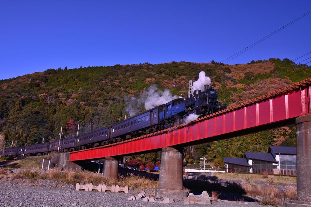 大井川鉄道SL 紅葉の中を・・笹間渡鉄橋