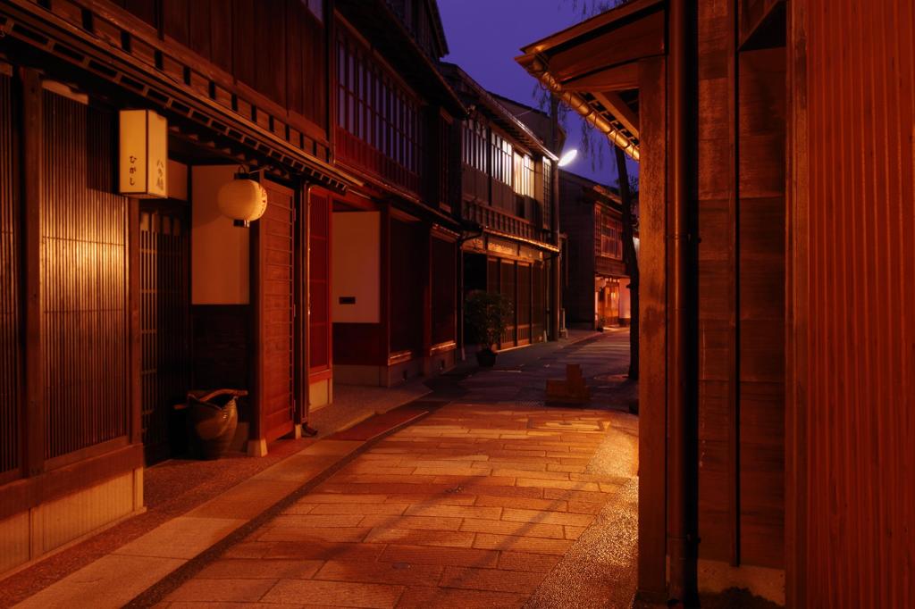 静寂な夜のひがし茶屋の路地裏。。。