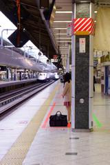 朝の東京駅。。新幹線を待つ一人の女子・・・