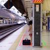 朝の東京駅。。新幹線を待つ一人の女子・・・