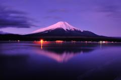 明け方の山中湖から見る富士山・・