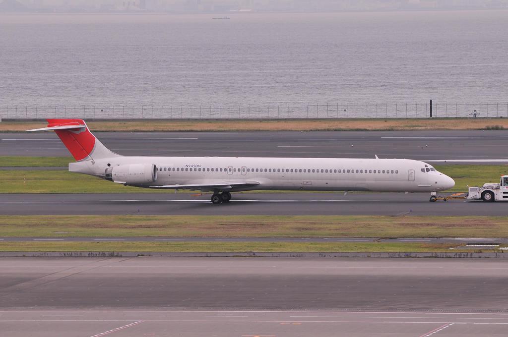 塗装も消えて。。。退役したJAL MD-90