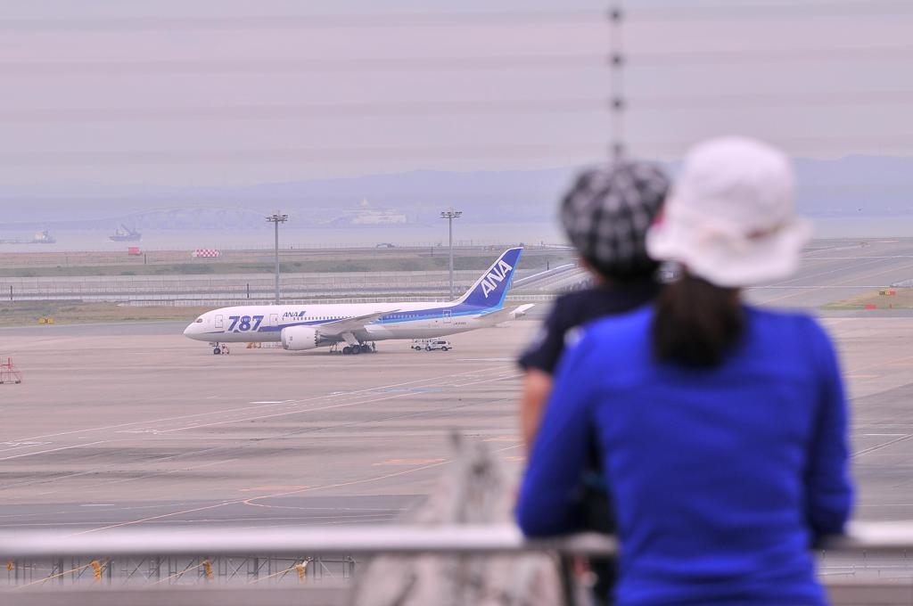 親子で見つめる。。ANA新鋭機B787