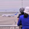 親子で見つめる。。ANA新鋭機B787