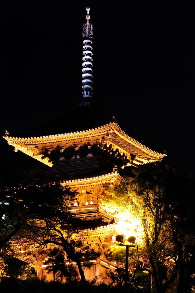 横浜三溪園の三重塔・・金色に輝く・・20120928