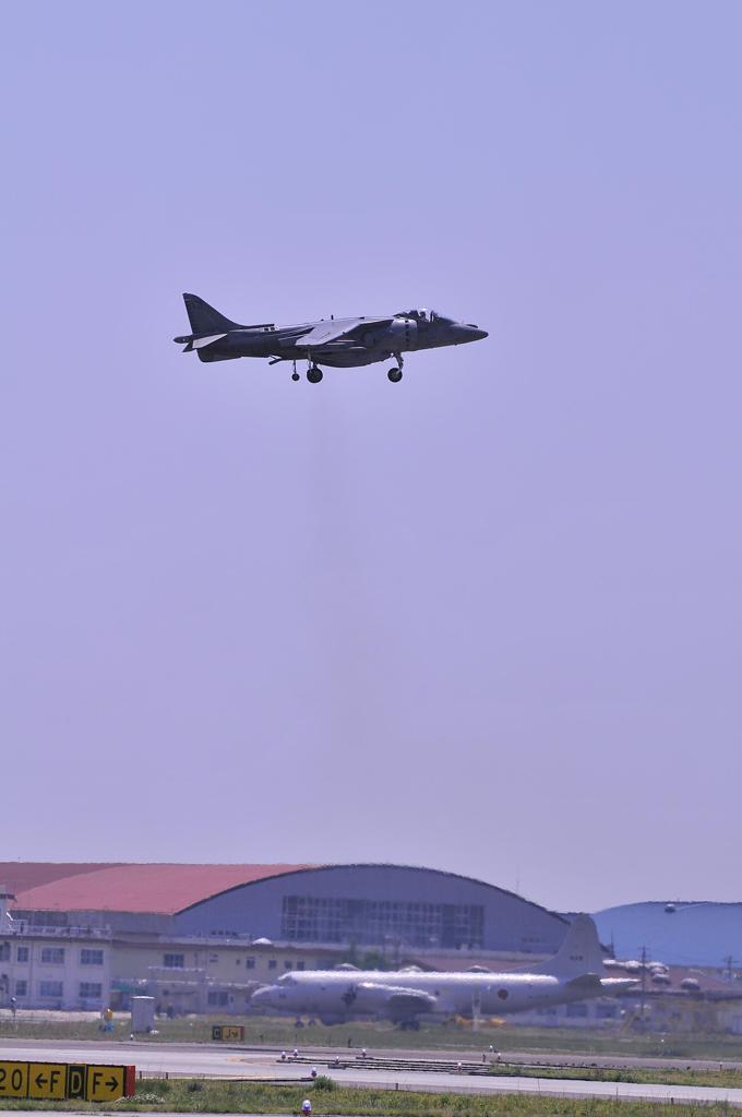 上空静止フォバーリング出来るの戦闘機。。AV-8BハリアーⅡ　2012年