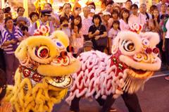 関帝廊の神様の前で踊る獅子舞・・・