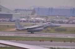 雨の中アフターバーナーだしてテイクオフ第306飛行隊F-15Jイーグル。。小松基