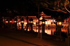 ライトアップされた厳島神社・・・静寂な場所へ