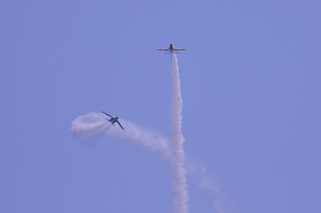 岩国の空へコークスクリュー・・岩国基地日米親善フレンドシップ2012