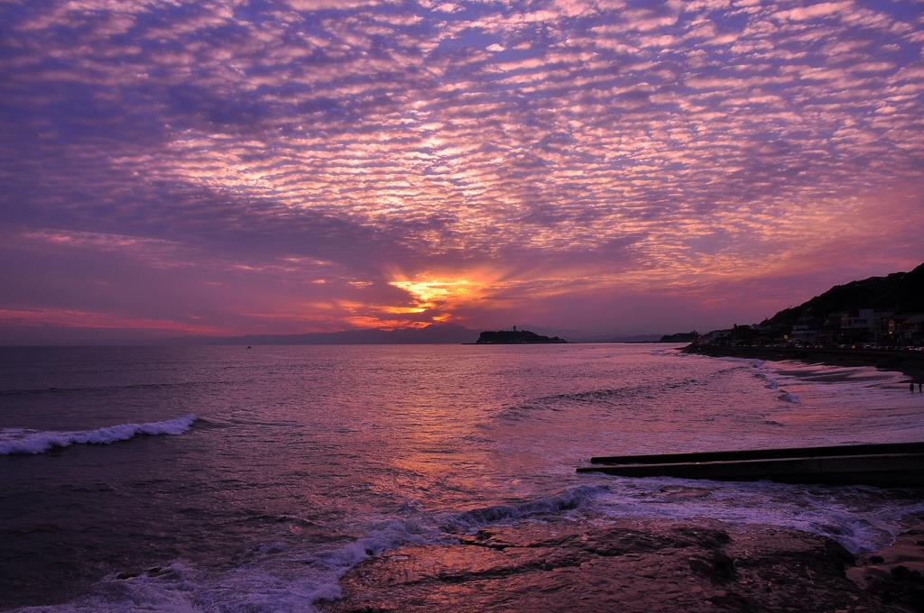 うろこ雲の空 夕焼けの稲村ヶ崎から見る江ノ島海岸・・
