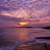 うろこ雲の空 夕焼けの稲村ヶ崎から見る江ノ島海岸・・