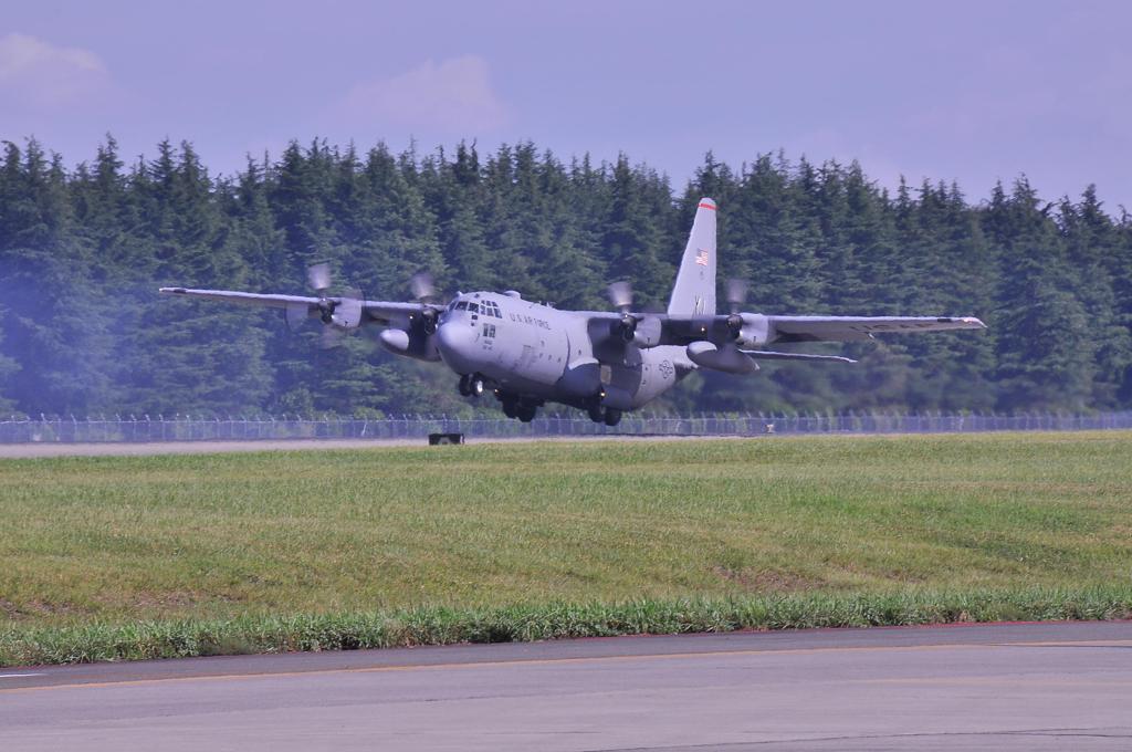 横田基地にタッチダウンのC-130Hハーキュリーズ輸送機・・20120818
