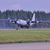 横田基地にタッチダウンのC-130Hハーキュリーズ輸送機・・20120818