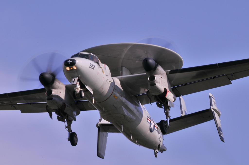アメリカ海軍 E-2Cホークアイ早期警戒機 タッチアンドゴー・・厚木基地