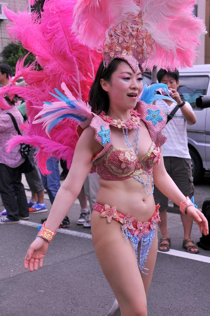 小さい町をサンバのおねえさんたちが踊る。。③