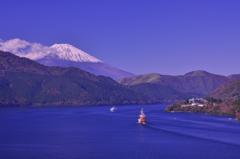 秋のさわやかな芦ノ湖と富士山の景色