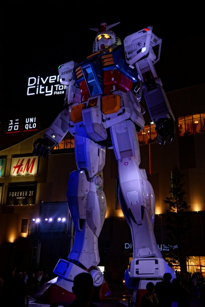 夜のライトアップされたガンダム・・ダイバーシティー