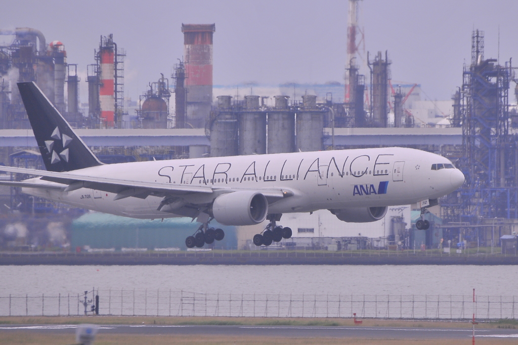 京浜工業地帯背景に。。。ANA スターアライアンスB777ランディング。。