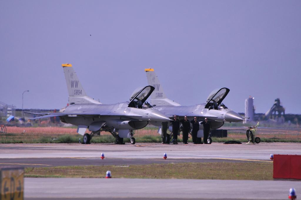 三沢米空軍基地のF-16ファイティングファルコンデモストレーションチーム2012