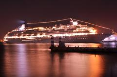 大桟橋の夜。。停泊中の豪華客船飛鳥Ⅱ