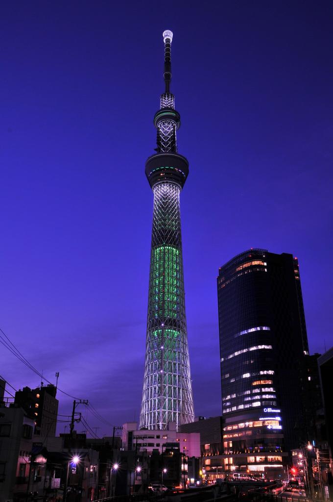 グリーンなライトアップ時の東京スカイツリー・・