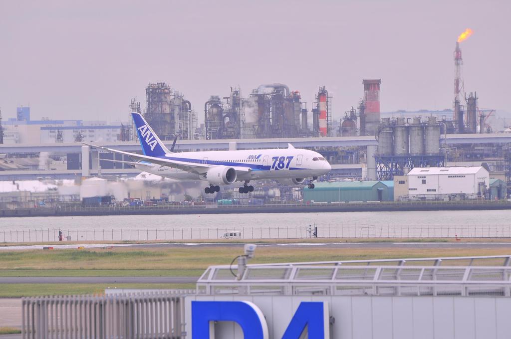 京浜工業地帯背景とANA B787ランディング。。