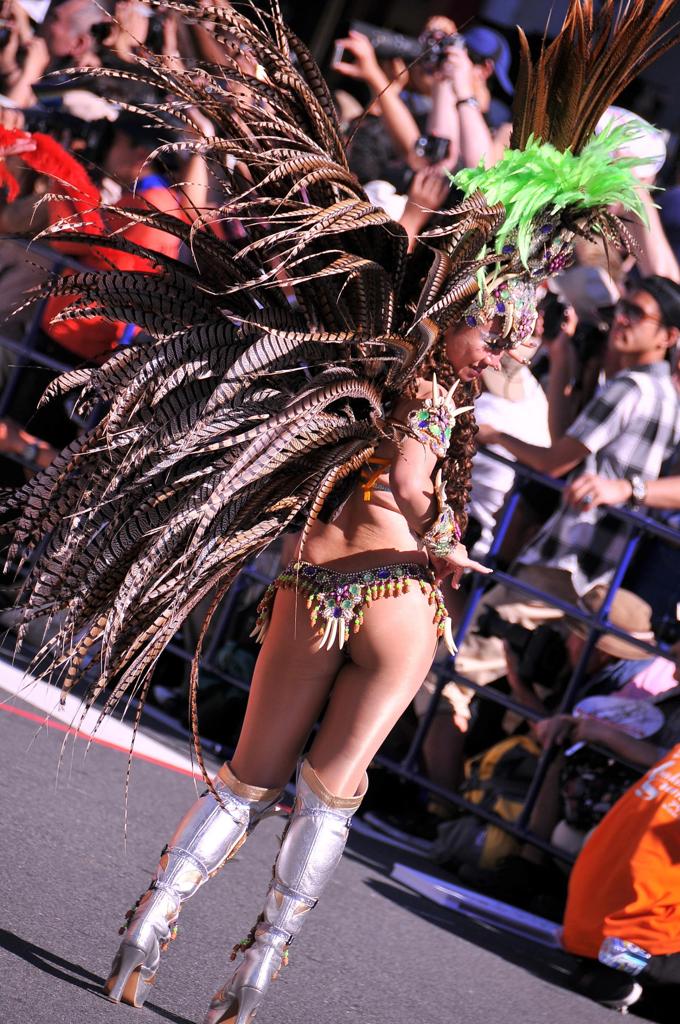セクシーなポーズで踊る・・