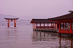 朝の雨・・満潮の宮島厳島神社 HDR