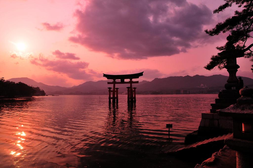 潮も満ちて。。夕焼けの宮島の鳥居