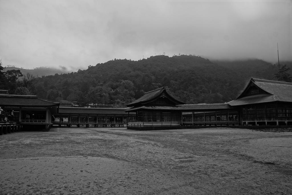 静寂な雨上がりの干潮の宮島厳島神社