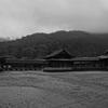 静寂な雨上がりの干潮の宮島厳島神社