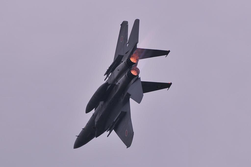 機動飛行を見せる第306飛行隊F-15J・・小松基地航空祭2012