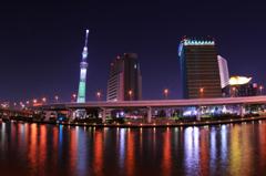 浅草吾妻橋から夜景・・東京スカイツリーとアサヒビール本社ビル・・