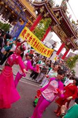 関帝廊での夏の中華街の祭りの舞踊り