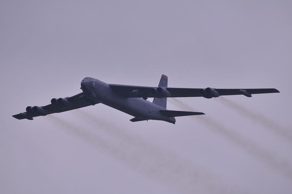 グアムから飛来のB-52爆撃機・・三沢基地上空