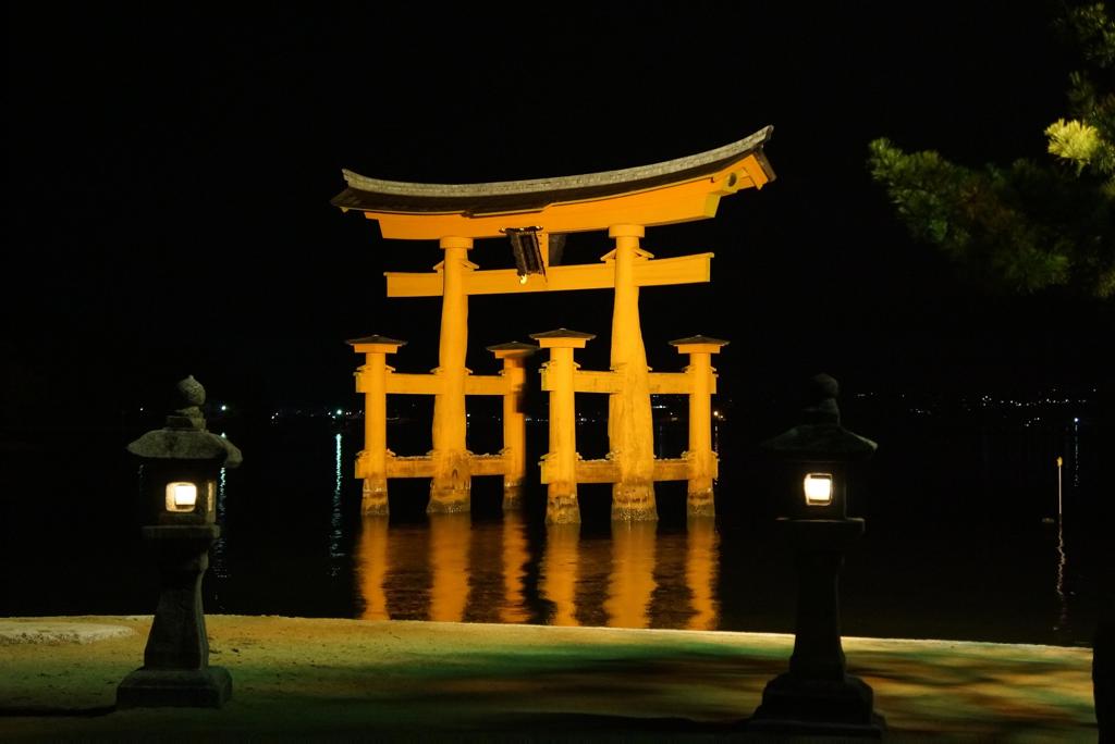 ライトアップされた宮島鳥居・・③